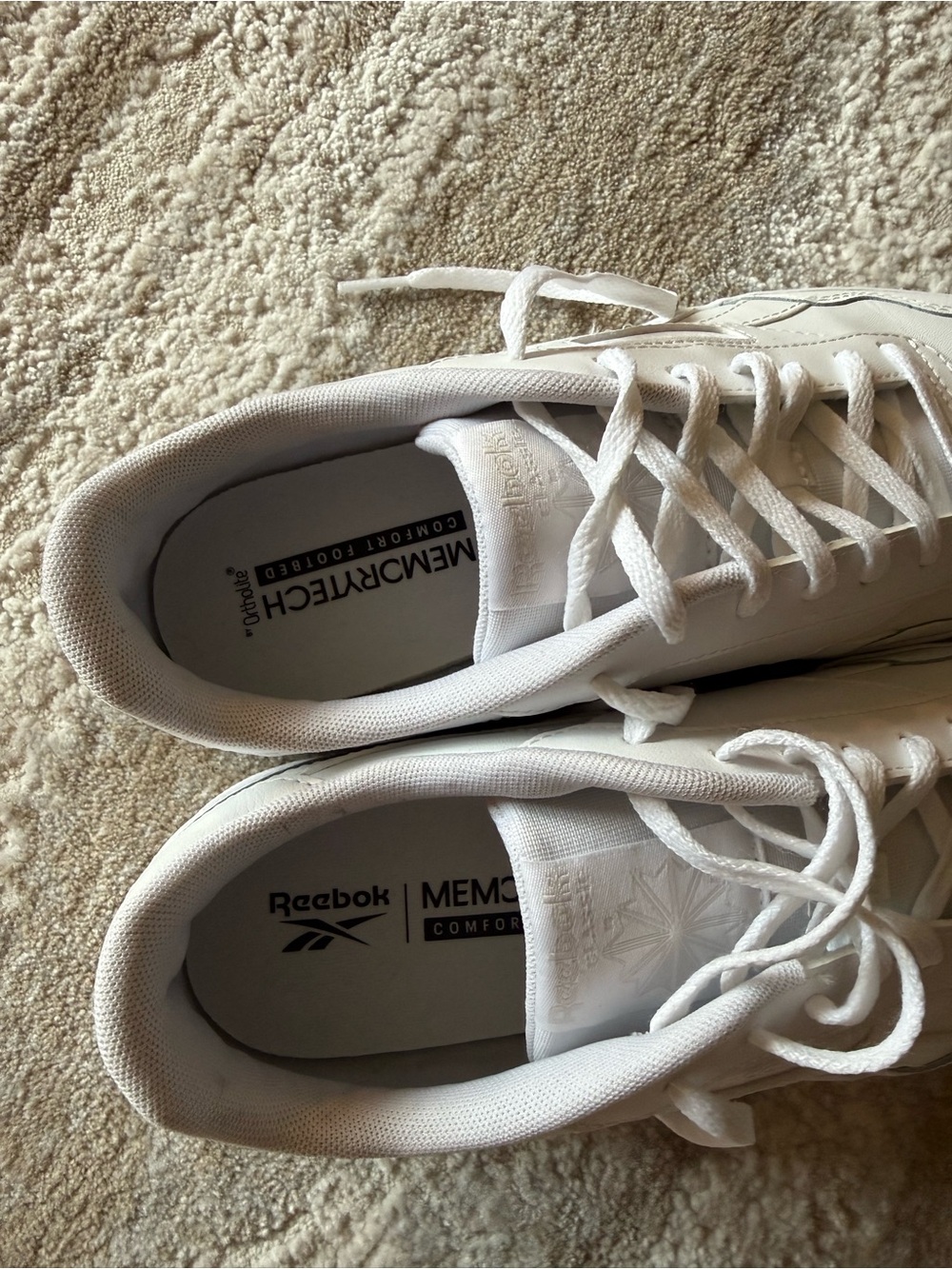 Reebok Classic All-White Low Top Sneakers NEW 9.5 - Picture 3 of 5